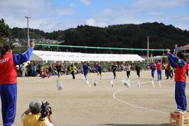 長棒に吊り下げられた物をめがけて走ってくる参加者の写真