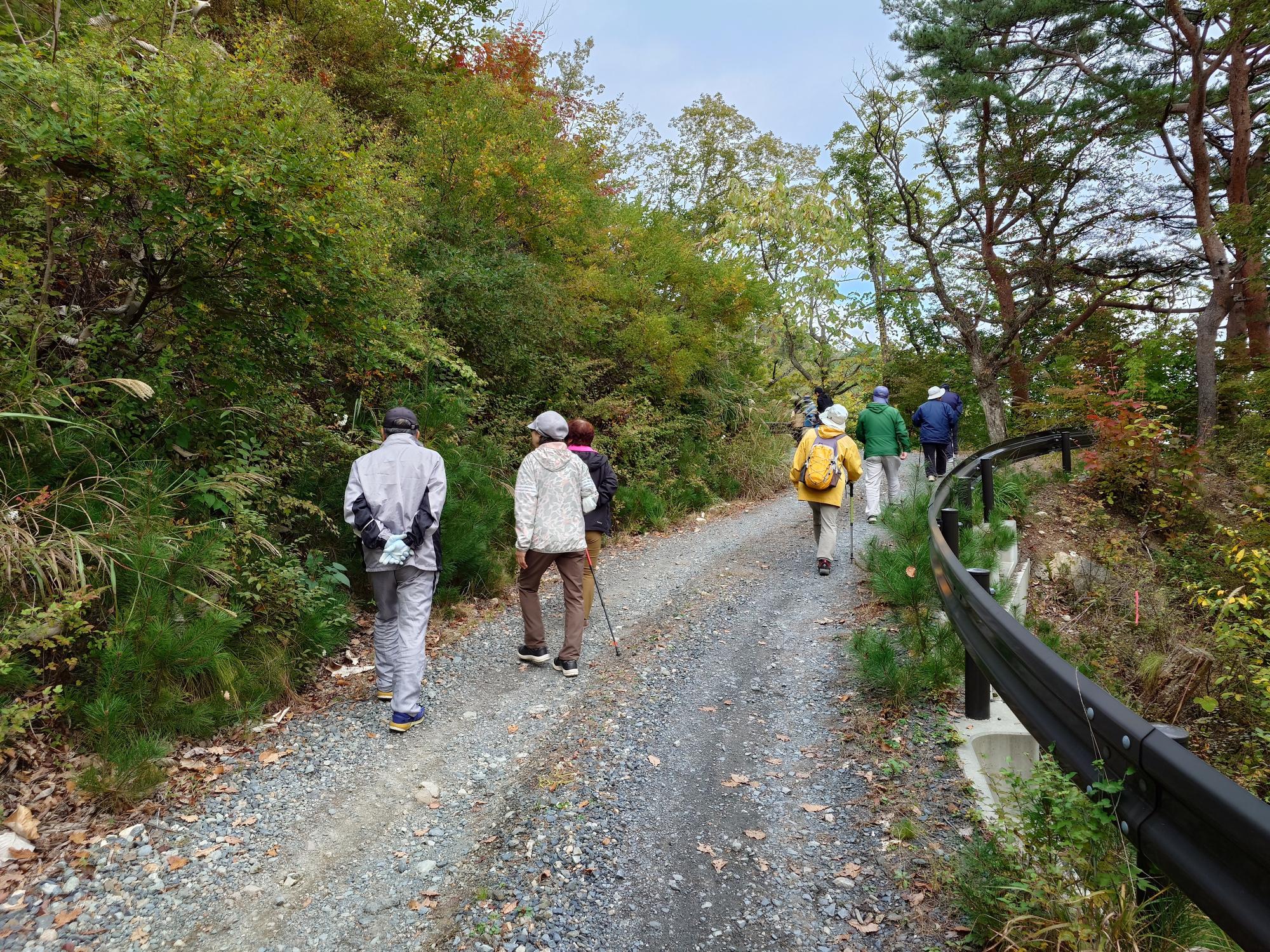 月山展望台に向かっているところ
