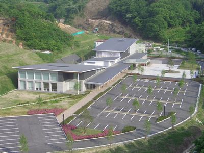 駐車場が隣接されるみやこ斎苑を上空から写した写真