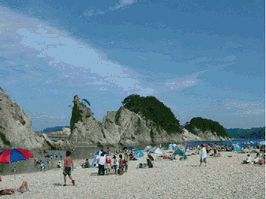 青空の下 夏の海水浴を楽しむ人達で賑わっている浄土ヶ浜海水浴場の写真