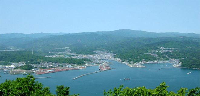 月山の山頂から見える宮古湾と宮古市街地の写真