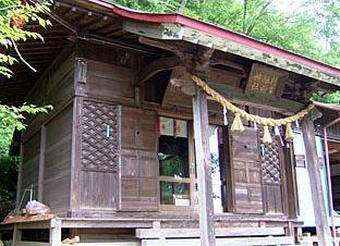 まわりが木々で覆われた判官稲荷神社を斜めから撮影した写真