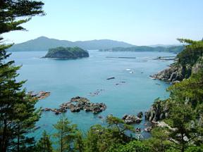 浄土ヶ浜展望台から見た青い海と島の写真