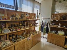 多くの食器や置物が棚に陳列されている写真