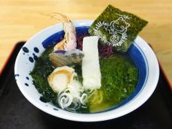 昆布や海の幸が入ってお吸い物をアップで撮影した写真