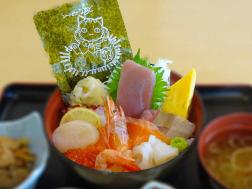 多くの種類の刺身と海老が盛り合わせてある海鮮丼をアップで撮影した写真