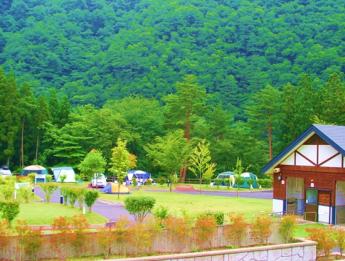 緑に囲まれた自然豊かな閉伊川オートキャンプ場の写真
