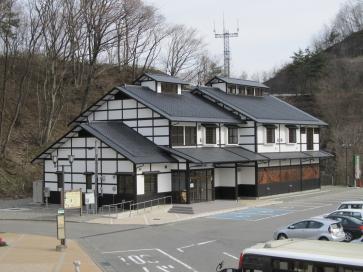 白の外壁で和風2階建て薬師塗漆工芸館の外観写真
