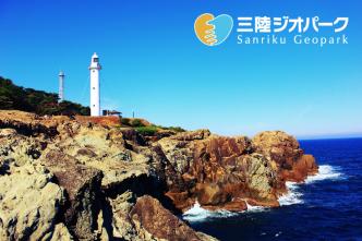 三陸ジオパークロゴマークと魹ヶ崎の先端にある真っ白な灯台が立っている写真