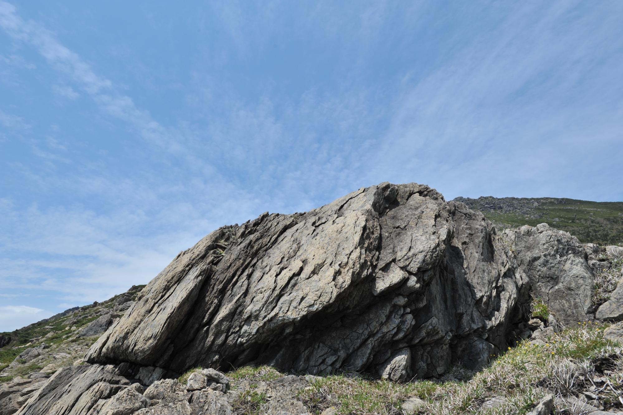 早池峰山にある大きな岩の写真