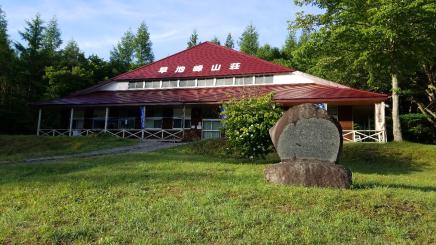 赤い三角屋根に早池峰山荘と書かれた池峰山荘の外観写真