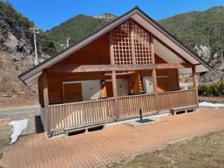 入口が3ヶ所設置されたトイレ棟の写真