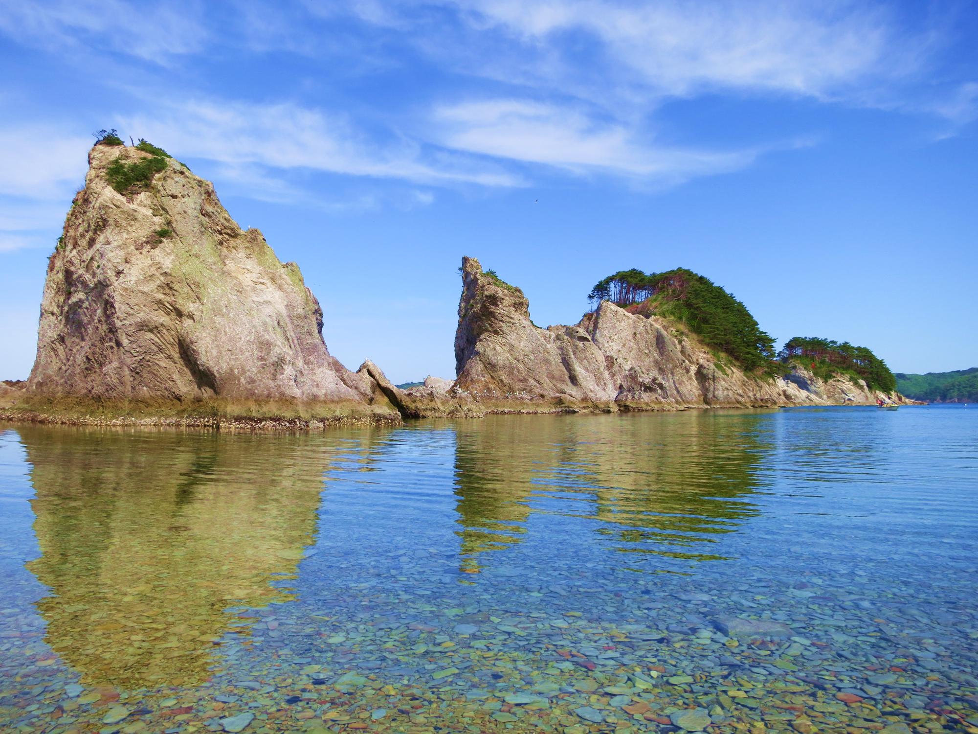 鋭くとがった白い流紋岩が林立した浄土ヶ浜の写真