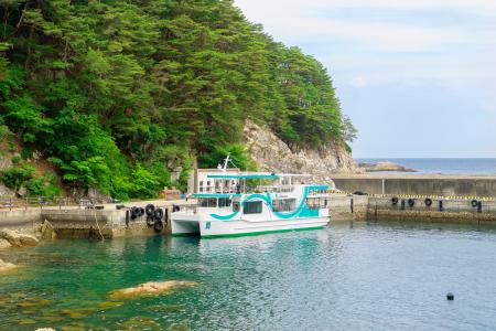 浄土ヶ浜発着所の船着き場に停まる宮古うみねこ丸を斜め前から写した写真