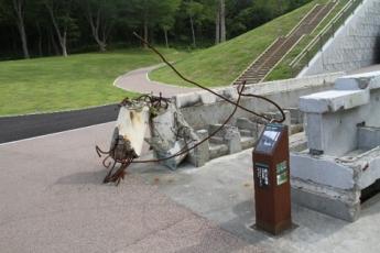 建物が崩れ針金がむき出しになっている様子の炊事棟の写真