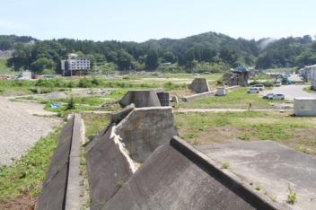 壊滅的な被害を受けた防潮堤の写真