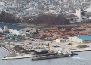 湊に大きな船が停泊している様子を空撮で写した写真