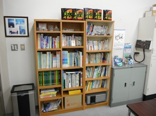 本棚に魚類図鑑などの書籍が設置された写真