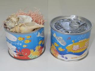 蓋がされた缶詰と、蓋が開いて複数の貝殻が詰め込まれた缶詰の写真