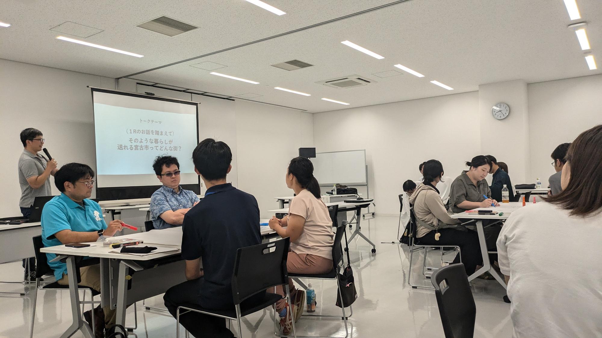 キックオフ会議の講演を聞いて、グループワークに取り組む参加者