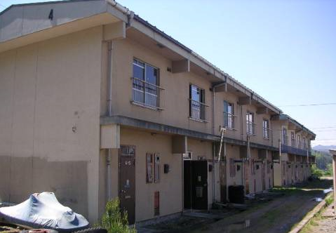 ベージュの外壁で一戸建て住宅が隣り合わせで並んでいる階建て長屋住宅(1~8・10~20棟)の外観写真