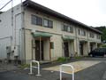 一戸建て住宅が隣り合わせで並んでいる2階建て長屋のひかげ住宅の外観写真