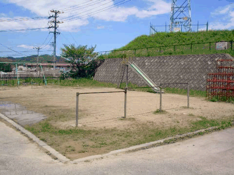 ブランコ、鉄棒、滑り台などの遊具が設置された日の出町団地住宅2棟児童遊園の写真