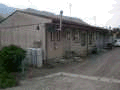 一戸建て住宅が隣り合わせで並んでいる平屋建て長屋住宅の外観写真