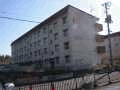 4階建て集合住宅の西ヶ丘団地1棟を右側から撮影した写真
