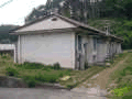 一戸建て住宅が隣り合わせで並んでいる新田平団地住宅の写真