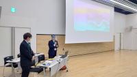正面のスクリーンを使い説明が行われている写真