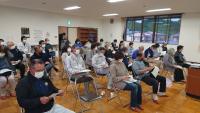 磯鶏公民館で市民説明会に参加している人達を正面から写した写真