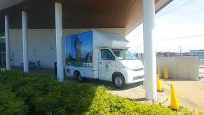 市民図書館で駐車しているトイレカーを右斜め前から写した写真