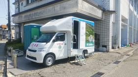 鳳至公民館前に停車しているトイレカーを写した写真