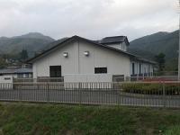 一階建ての農業集落排水処理施設の建物を屋外から見た写真