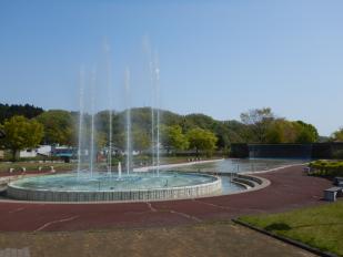 公園の中央に噴水が設置されている写真