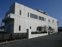 二階建ての宮古中継ポンプ場の建物を屋外から見た写真