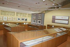 展示ケースや壁にたくさんの書物や説明資料が置かれている寄生木展示室内の写真