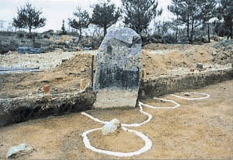 崎山貝塚の地面に立つ立石付近で発掘作業が行われている様子を写した写真