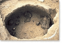 大きな穴の中に土器が散在している写真