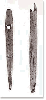 灰色で1つは先端が欠けており、もう一つは先端が尖り上部に穴があいている縫い針の写真