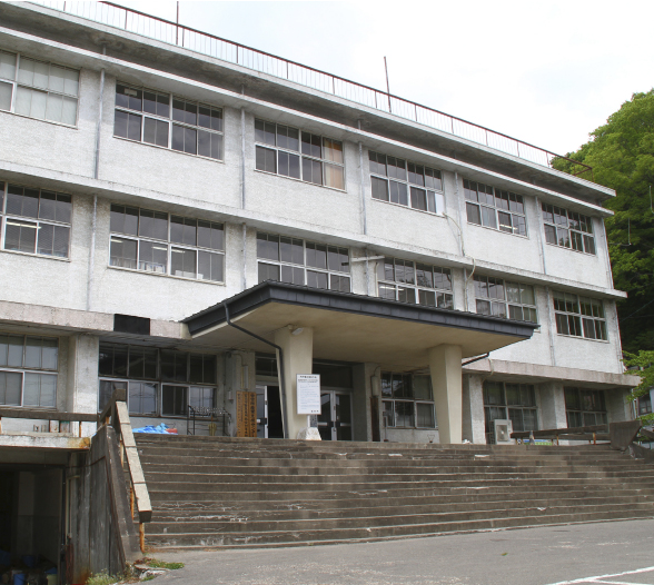 市役所分庁舎の玄関付近全体を写した写真