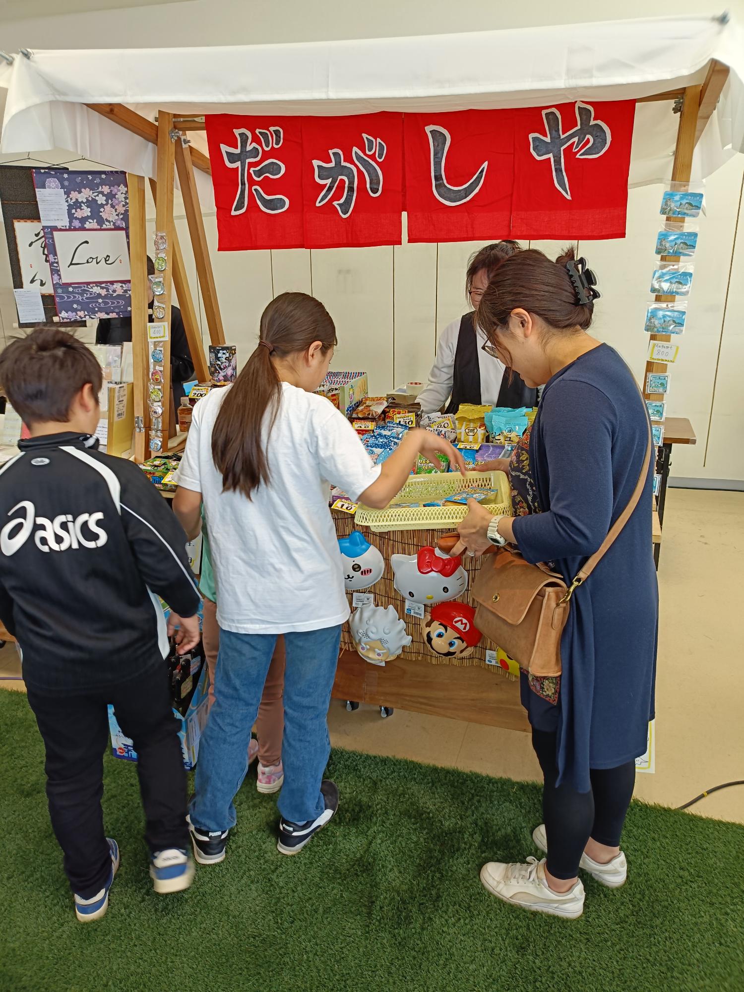 ヤタイを活用した出店ブースの様子