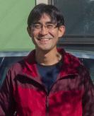 満面の笑みを浮かべた眼鏡をかけた松下竜之介さんの写真