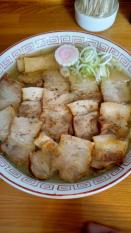 ラーメン丼の中に輪切りにカットされたネギやナルトにメンマ、全体的にチャーシューがぎっしり入っているラーメンを上から撮影した写真