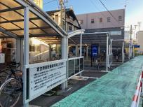 地面に緑色が塗られている通路の左側に設置された駐輪場の写真