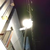 新しく切り替わった街灯の灯りが夜の街並みを照らしている写真