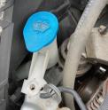 水色のキャップにウォッシャー液が噴射しているようなマークがある車のエンジンルームの写真