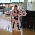 女子プロレスラーMIRAI選手の等身大スタンドが設置された宮古市役所入口付近の写真