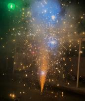 家庭用の打ち上げ花火が火花を散らしながら勢いよく火が噴出している写真